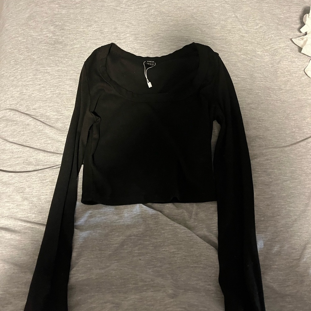 BLACK LONG SLEEVE CROP TOP